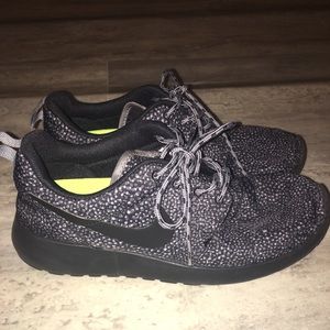 Black Nike Shoes